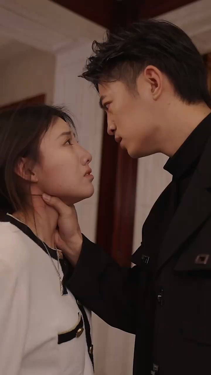 白少的魔女娇妻第01集